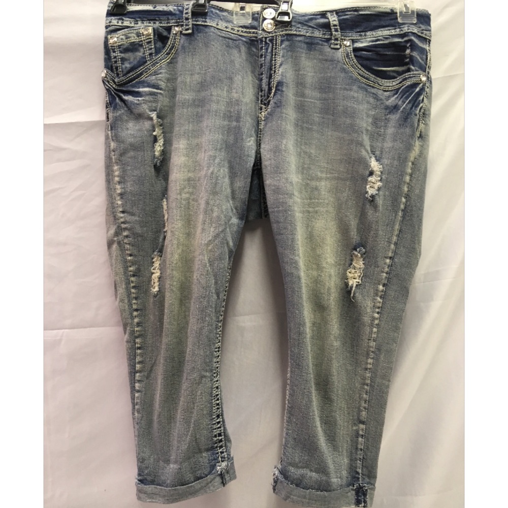 Wallflower distressed capris